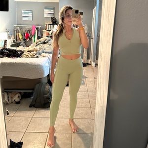 ALPHALETE PULSE KINETIC LEGGINGS- HONEYDEW COLOR